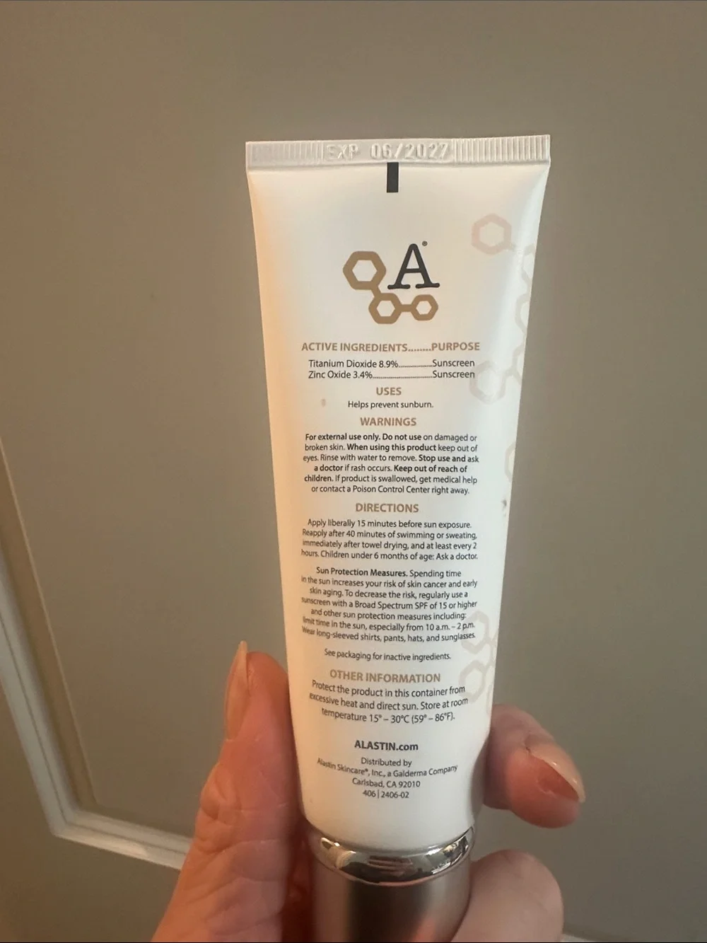 Hydratint Pro Mineral Sunscreen -tinted - Picture 4 of 4